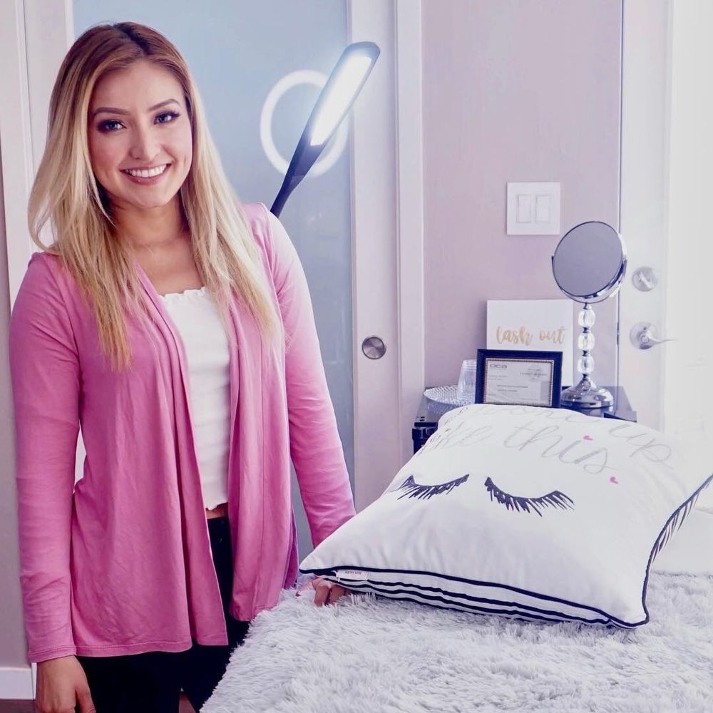 Brows & Lashes by Naty Le Beautician Logo