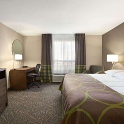 Super 8 by Wyndham Lloydminster - Accessible King Bedroom