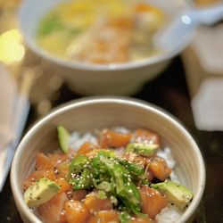 Momosan Waikiki - Salmon poke donburi*
