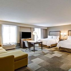 Hampton Inn & Suites by Hilton Saskatoon Airport - Guest room