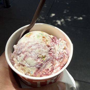 Salt & Straw - Birthday cake and blackberries ice cream - Ice Cream & Frozen Yogurt Near Me - San Francisco, California Salt & Straw - Birthday cake and blackberries ice cream - Ice Cream & Frozen Yogurt Near Me - San Francisco, California