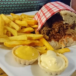 Heimbacher Brauhaus - Pulled Pork Burger mit Coleslaw, Barbecue-Soße und Pommes frites mit Joppiesoße #entdeckeLandal #Rureifel2016