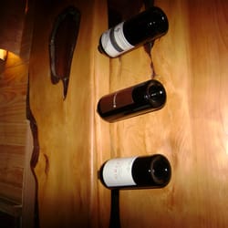 Element Restaurant - En las paredes tienen algunos vinos almacenados de esta manera