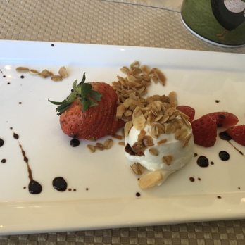 Glen Gordon Manor - Strawberries with Greek yogurt, house made granola, chocolate balsamic - Bed & Breakfast Near Me - Huntly, Virginia