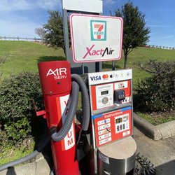 7-Eleven - OUT OF ORDER DO NOT COME HERE TO PUT AIR IN TIRES. THESE PEOPLE REFUSE TO PUT AN OUT OF ORDER SIGN AND THEY ARE TRYING TO STRAL YOUR MONEY