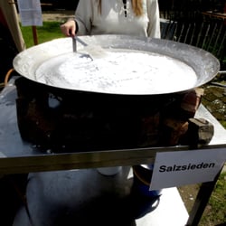 Käsemarkt im Freilichtmuseum am Kiekeberg - Salz sieden