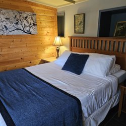 Robin Hood Village Resort - The queen size bed.