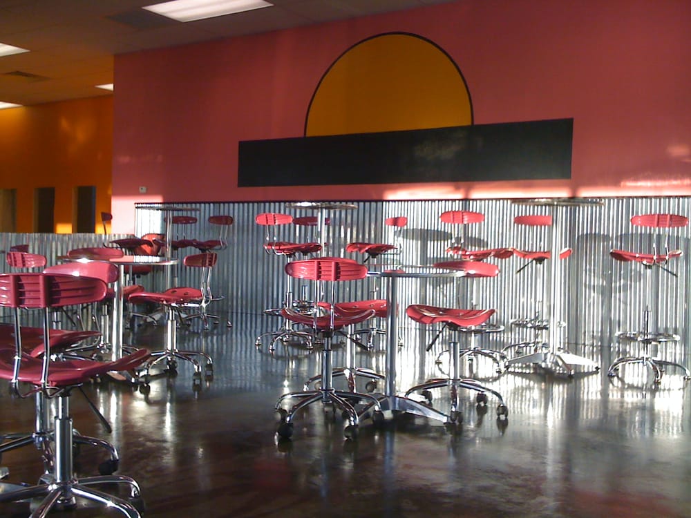 3 Flamingos Frozen Yogurt Logo