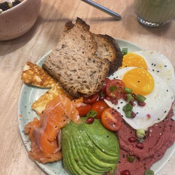 Bon Bouquet Café - Salmon, eggs, hummus,halloumi cheese and wheat toast - Breakfast & Brunch Near Me - Paris, 01 Bon Bouquet Café - Salmon, eggs, hummus,halloumi cheese and wheat toast - Breakfast & Brunch Near Me - Paris, 01