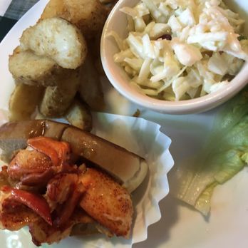 7 Seas Restaurant and Pub - Lobster Roll - Seafood Near Me - Milford, Connecticut