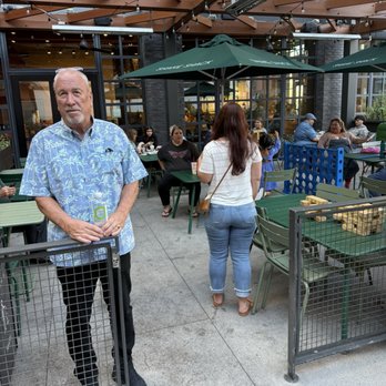 Shake Shack 6201 Hollywood - Hollywood & Gower - Outside patio - Burgers Near Me - Los Angeles, California Shake Shack 6201 Hollywood - Hollywood & Gower - Outside patio - Burgers Near Me - Los Angeles, California