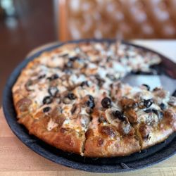 Papa Dante's Restaurant - Fluffy Hamburger, Black Olives, Mushroom pizza!