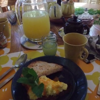 Golden Dreams Bed & Breakfast - Golden Dreams Eggs with smoke salmon - Bed & Breakfast Near Me - Whistler, British Columbia