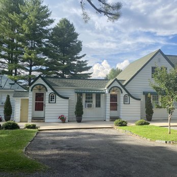 The Pine Tavern Lodge - Our room was lovely. The proprietor is super nice, friendly and gave us great insight into everything to do in the Floyd area. - Hotels Near Me - Floyd, Virginia
