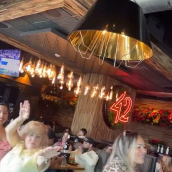 Tap 42 - Doral - People enjoying the music - American Near Me - Doral, Florida