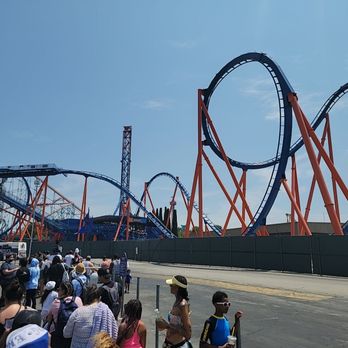 Six Flags Magic Mountain - Amusement Parks Near Me - Valencia, California