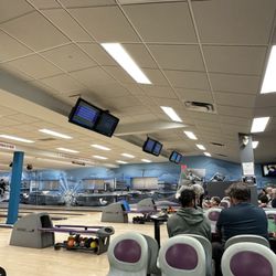 Salon de Quilles BG Laval 2000 - A great place to "roll" with family!