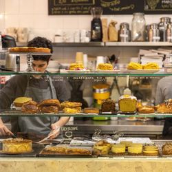 Pâtisserie Emma Duvéré - Isabelle au comptoir