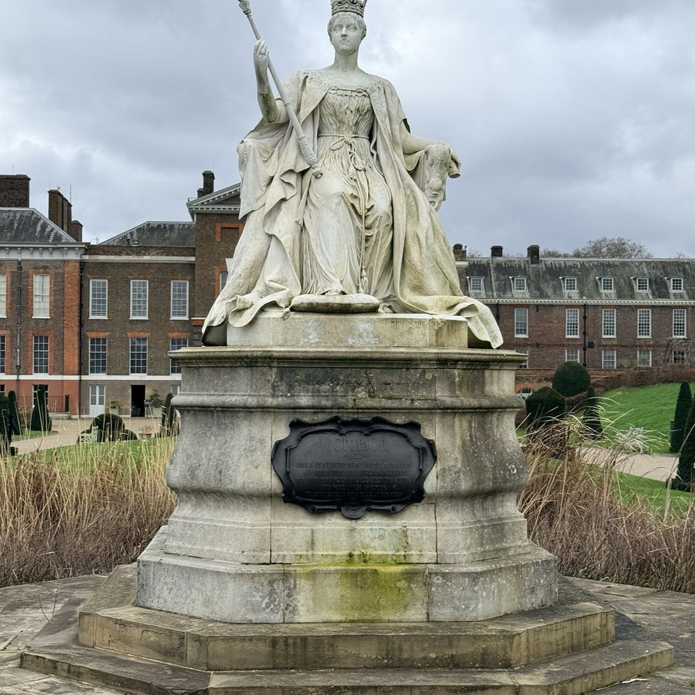 Kensington Gardens - A young Queen Victoria - Parks Near Me - London, XGL
