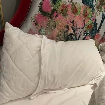 Cameron House Hotel - Pillow Cases that didn't fit the pillows. Gross! - Hotels Near Me - Alexandria, WDU