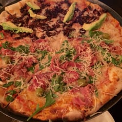 Luna - Chapulines Oaxaqueños/aguacate VS Serrano/Arúgula. #FoodPorn #Pizza