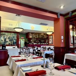 Le Petit Restaurant - Charming ambiance.