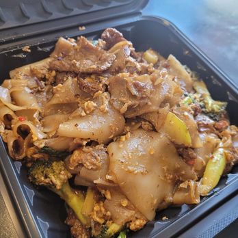 ThaiYada Restaurant - Pad see ew beef - Thai Near Me - Rochester, New York
