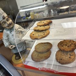 Mom's Deli & Grille - Cookies