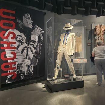 Glidden House - I loved reading about my favorite pop and rock and roll icons! - Hotels Near Me - Cleveland, Ohio