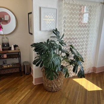 Selah - The salon waiting area - Waxing Near Me - Tucson, Arizona