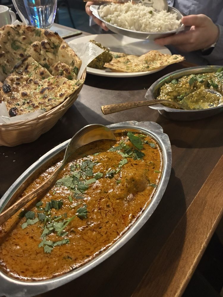 Bharawan Da Dhaba Logo