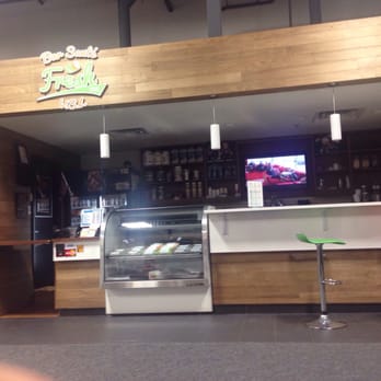 Gold's Gym - Inside the gym there's a BAR SANTE FRESH VSL where you can get fresh smoothies and healthy meals on the go. - Gyms Near Me - Saint-Laurent, Quebec