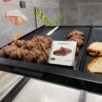 Hazukido - a display of pastries and pastries - Bakeries Near Me - Montreal, Quebec