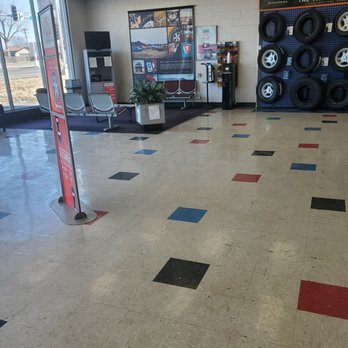Firestone Complete Auto Care - Waiting area - Tires Near Me - Saint Ann, Missouri