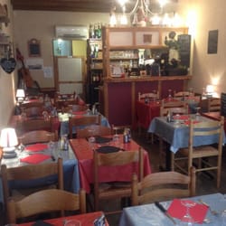 Auberge de la tour - L'intérieur du restaurant, chaleureux et bon accueil