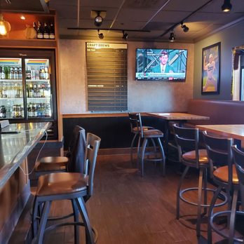 Applebee's Grill + Bar - bar seating and bar area - American Near Me - Linden, New Jersey