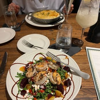 The Pinery - Beet salad with shrimp & chicken pot pie - American Near Me - Orlando, Florida The Pinery - Beet salad with shrimp & chicken pot pie - American Near Me - Orlando, Florida