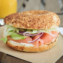 Sunny's Bagels - Bagel à l'ail au saumon