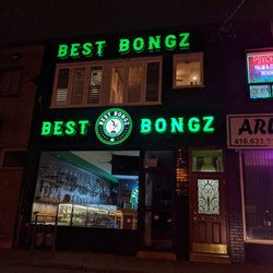 Best Bongz - Out front from the parking lot at night in January 2020 when they store was closed