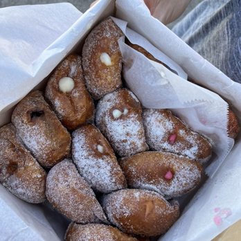 Leonard's Bakery - Malasadas assortment - Bakeries Near Me - Honolulu, Hawaii Leonard's Bakery - Malasadas assortment - Bakeries Near Me - Honolulu, Hawaii
