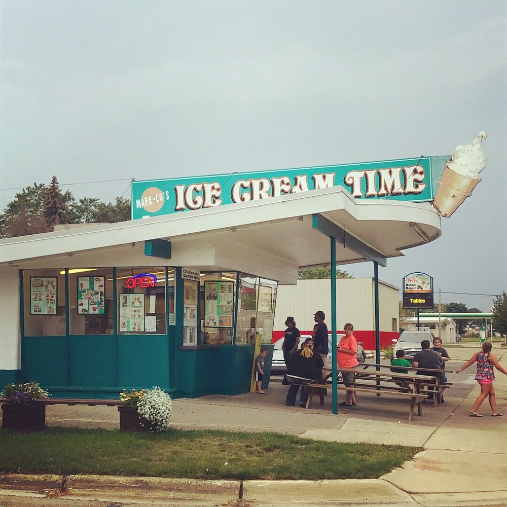 Ice Cream Time - people sitting at picnic tables - Ice Cream & Frozen Yogurt Near Me - Ypsilanti, Michigan