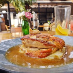 El Vergel - Pollo al ajo, sobre una cama de puré de papa