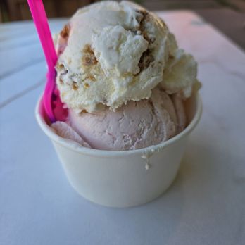 Mason's Creamery - Oatmeal creme pie and strawberries & cream ice cream - Ice Cream & Frozen Yogurt Near Me - Cleveland, Ohio Mason's Creamery - Oatmeal creme pie and strawberries & cream ice cream - Ice Cream & Frozen Yogurt Near Me - Cleveland, Ohio