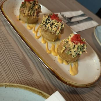 Dolly's - SALMON CRISPY RICE sushi rice, ayocado, jalapeño, sesame seeds, sriracha aioli - Cocktail Bars Near Me - New York, New York Dolly's - SALMON CRISPY RICE sushi rice, ayocado, jalapeño, sesame seeds, sriracha aioli - Cocktail Bars Near Me - New York, New York