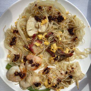 Oak Tree Inn - Noodles with shrimp, chicken and pork - Chinese Near Me - South Pasadena, California Oak Tree Inn - Noodles with shrimp, chicken and pork - Chinese Near Me - South Pasadena, California