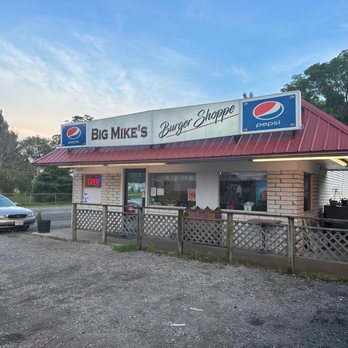 Big Mike's Burger Shoppe - cars parked outside - Burgers Near Me - Petersburg, Virginia