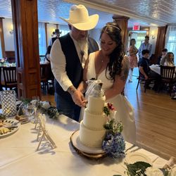Friends Lake Inn - Cake was beautiful and delicious