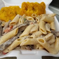 The Famous Trailer Ribs - Pasta alfredo con churrasco