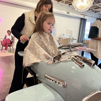 Cowlicks - Air plane seat and prepping lock of hair for first hair cut - Kids Hair Salons Near Me - Birmingham, Alabama Cowlicks - Air plane seat and prepping lock of hair for first hair cut - Kids Hair Salons Near Me - Birmingham, Alabama
