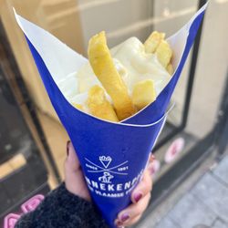 Manneken Pis - Medium frites w/ frite sauce and garlic sauce